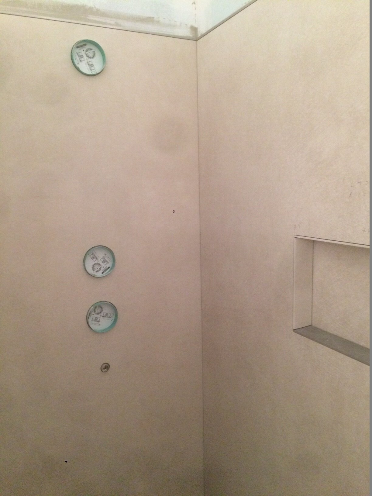 Ecke einer Metallkabine mit drei grünen Rundanzeigen links und rechteckigem Ausschnitt rechts.