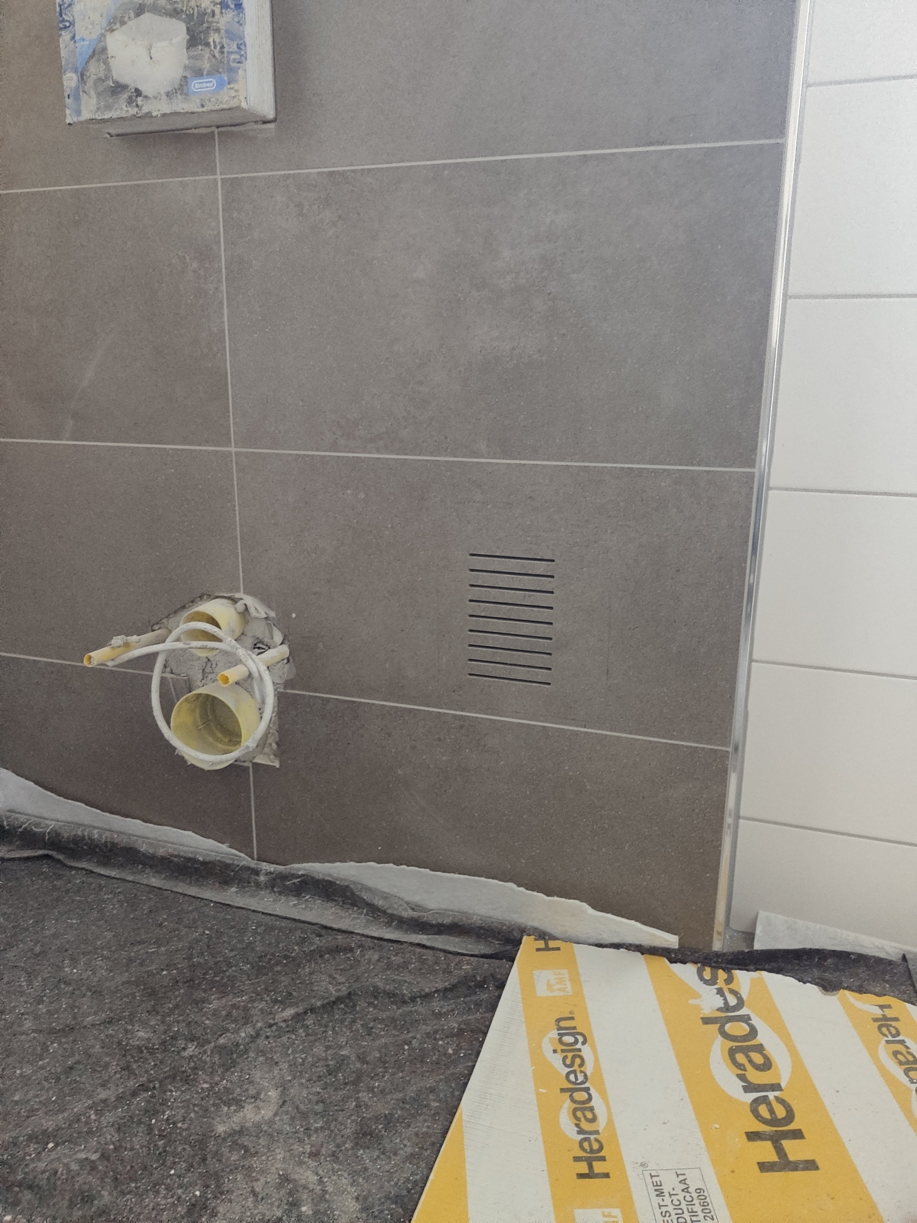 bad-wandfliesen-installation-im-bad.jpg