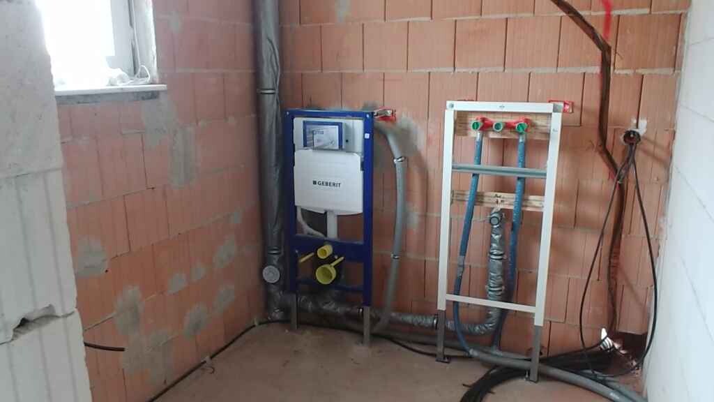 Rohbau Badezimmer mit Sanitaerrahmen und Installationsrohren