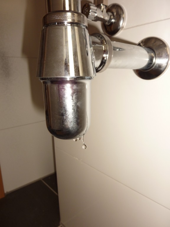 badarmatur-tropfende-chrom-unter-dem-waschtisch.JPG