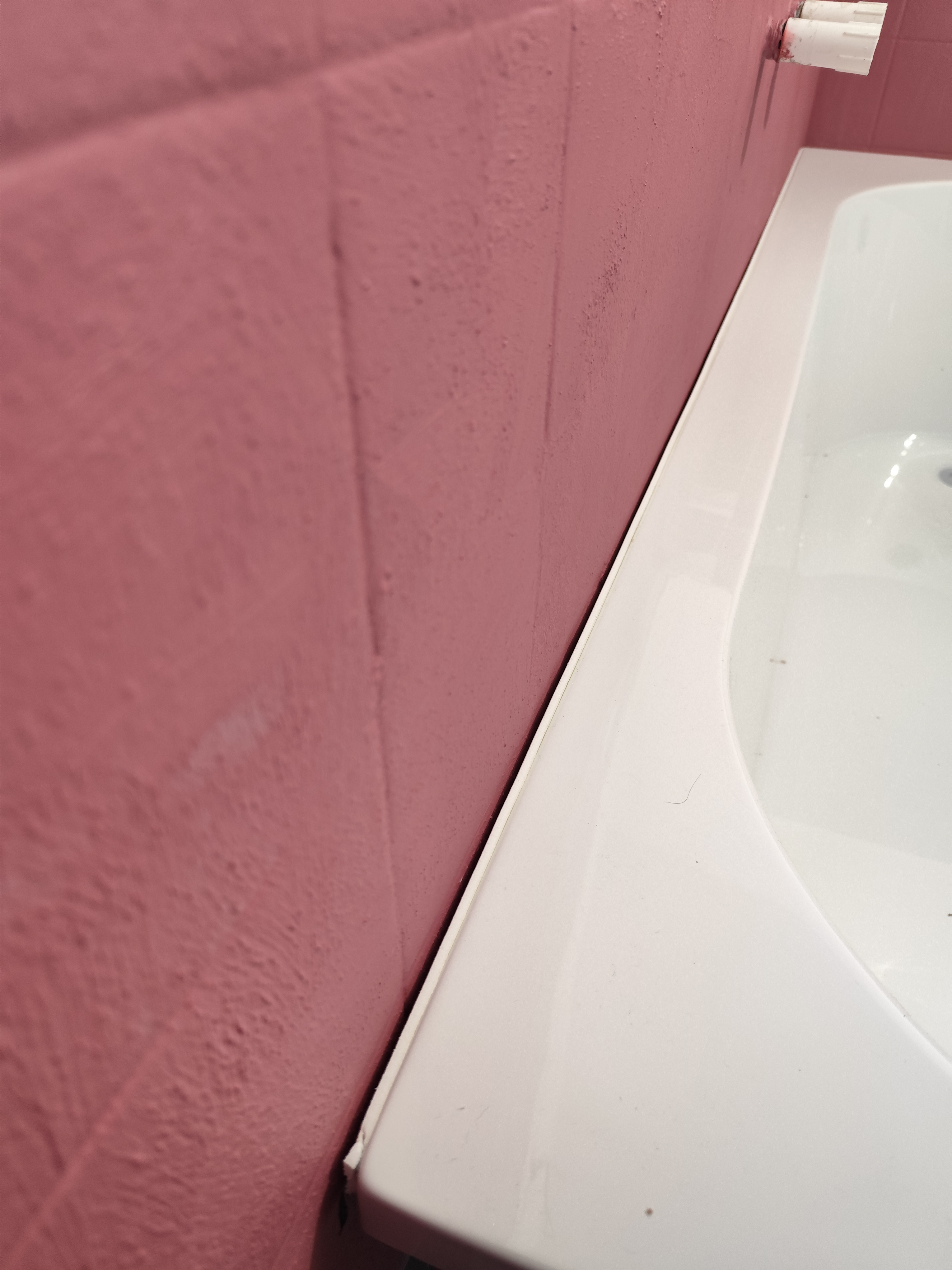 badewanne-abdichtungsband-schiefe-waende-690928-1.jpg