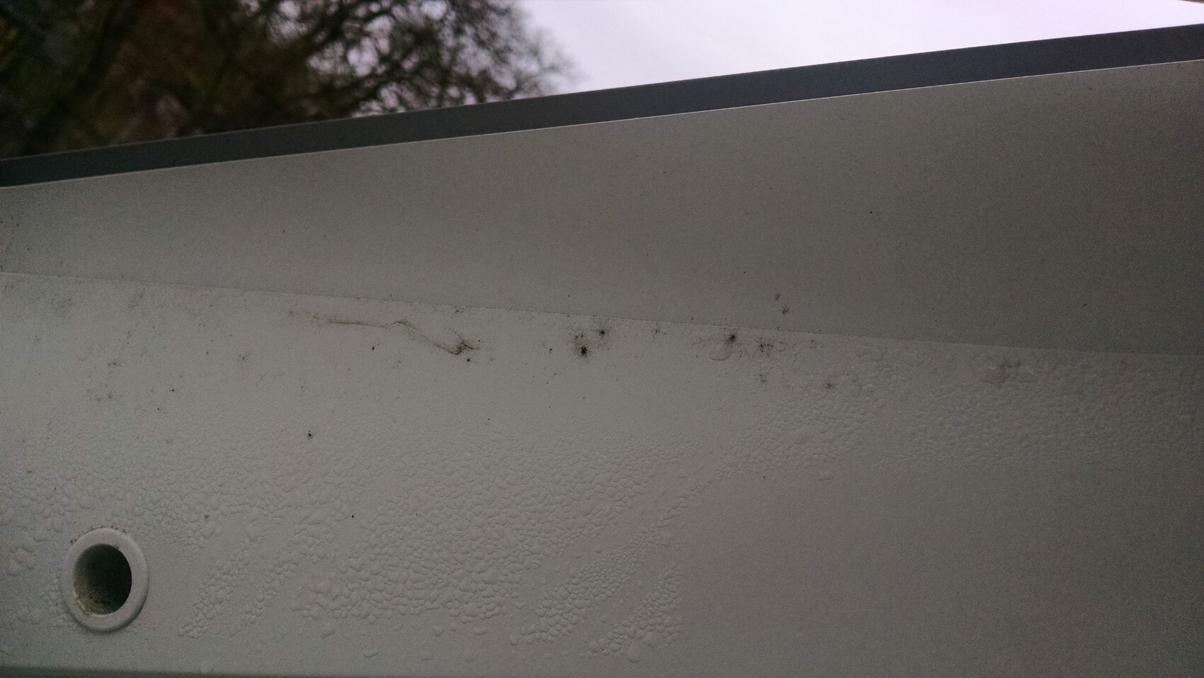 Nahaufnahme einer Badewannenoberfläche mit Drainage und rauer Textur