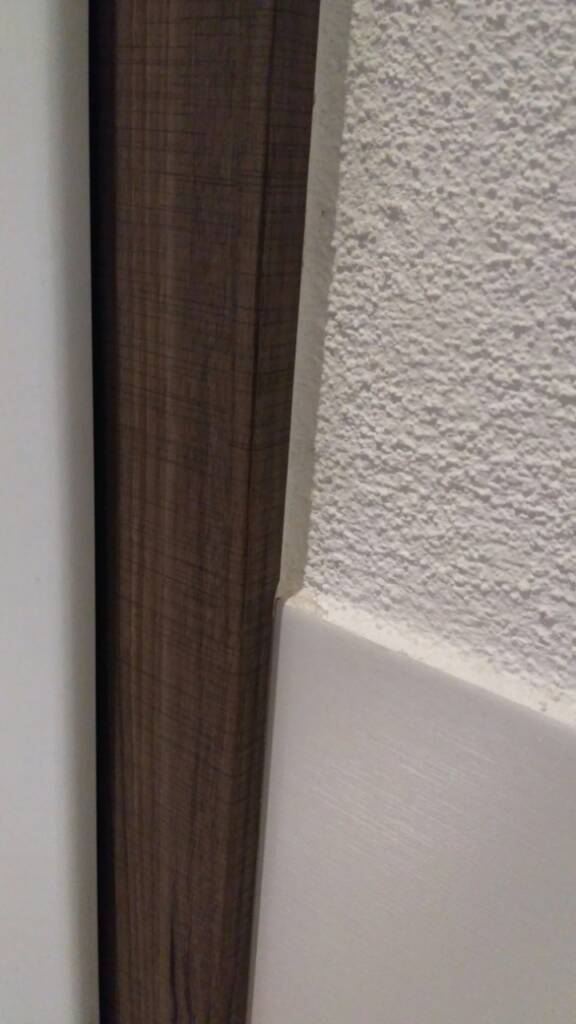 badezimmer-uebergang-fliesen-tuer-detail-unschoen-geloest-287386-1.jpg