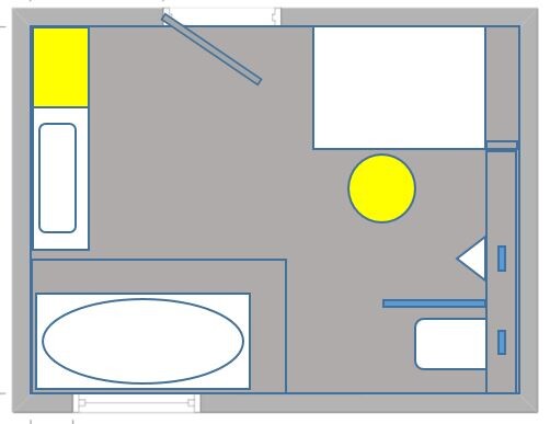 Grundriss eines Zimmers mit Bett (rechts), runder Tisch (Mitte), Badewanne (links).