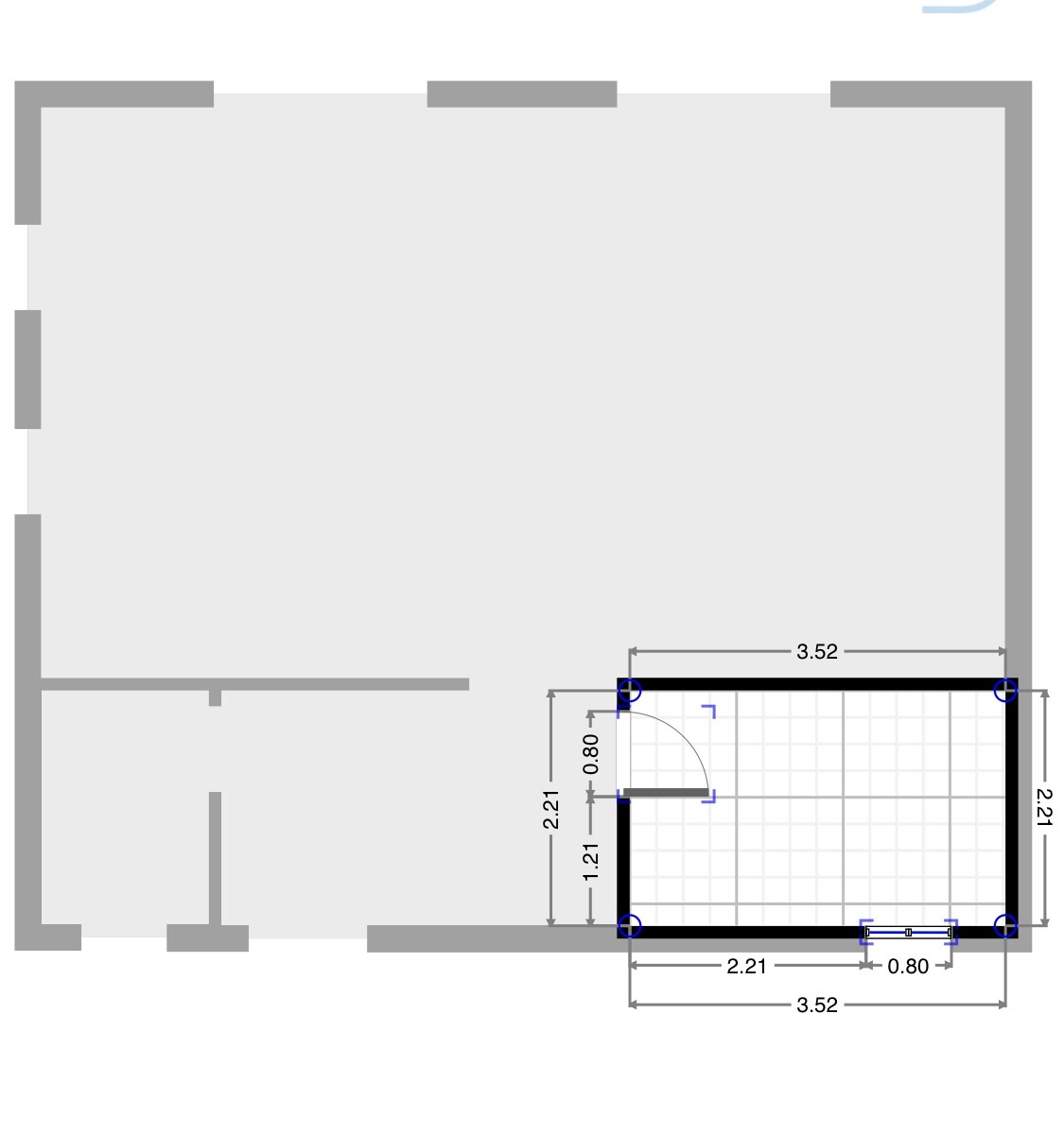 Grundriss eines großen Raums mit kleinem Anbau rechts; Tür links, Maße 3,52×2,21 m.