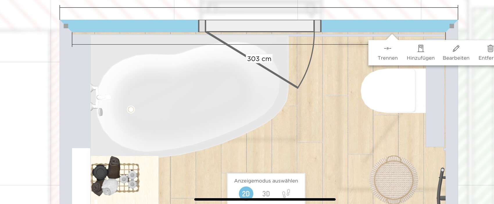 Top-Down-Badezimmerlayout: Badewanne links, Toilette rechts, Holzdielenboden, 303 cm