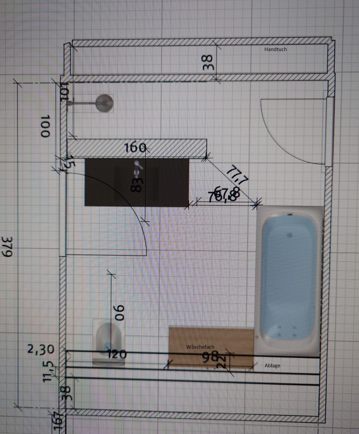 Badezimmer-Grundriss mit Badewanne rechts, Türöffnung und Möbeln, Maßen