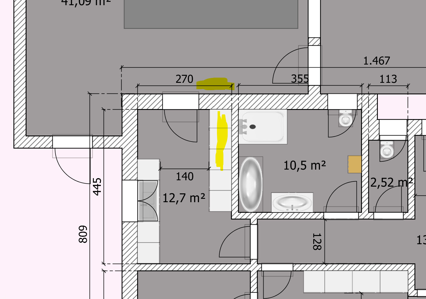 Grundriss eines Badezimmers mit Badewanne, Toilette und Waschbecken in einem Haus.