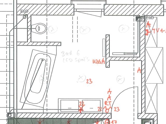 Grundriss eines Badezimmers mit Badewanne, Türen, Möbeln und handschriftlichen Notizen.