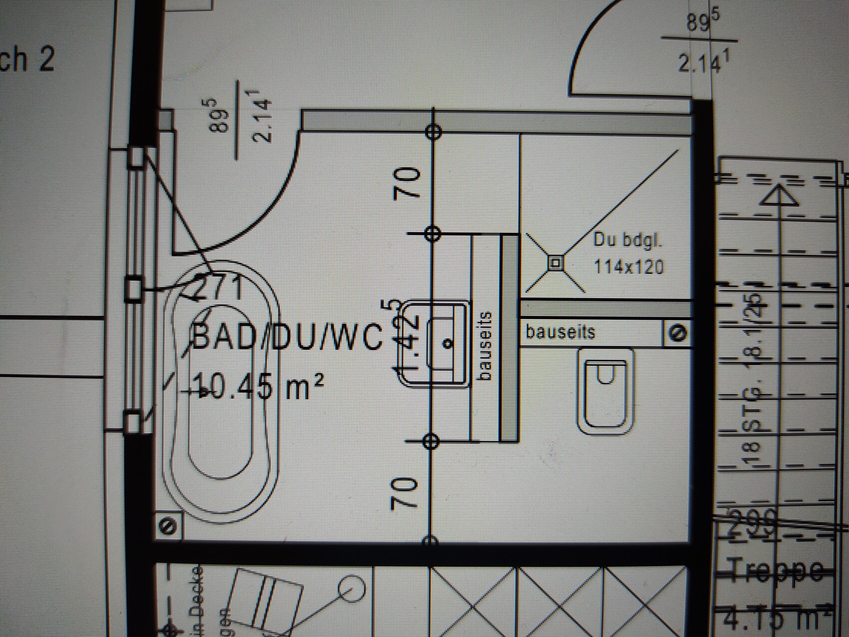 Grundriss eines Badezimmers mit Badewanne, Dusche und Sanitärbereich im Plan