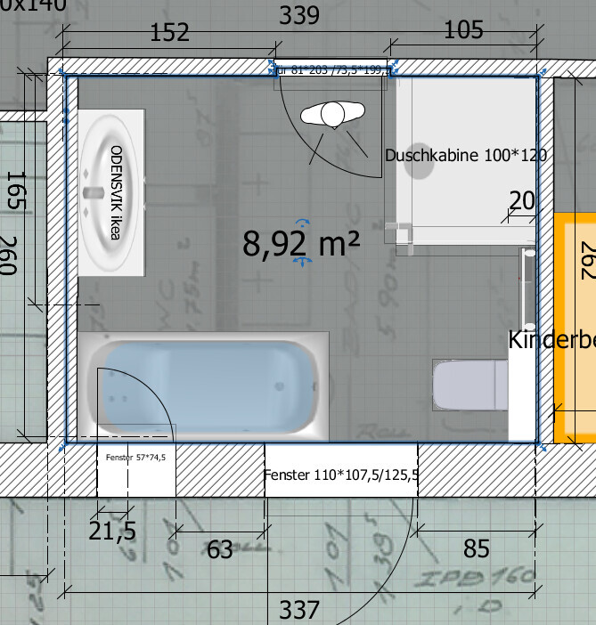 Grundriss eines Badezimmers: Badewanne links, Duschkabine rechts, Waschbecken, Fenster unten