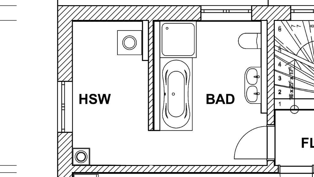 Grundriss eines Badezimmers mit Badewanne, Waschbecken und Toilette; HSW links, Treppe rechts.