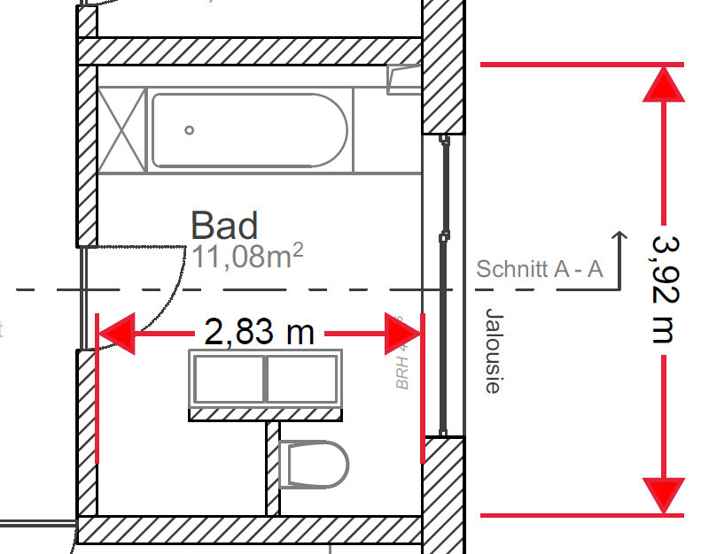 Badezimmer-Grundriss mit Badewanne, WC und Waschbecken, Breite 2,83 m.