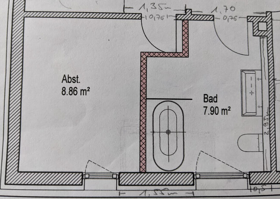 Grundriss: Abstellraum 8.86 m² links; Bad 7.90 m² rechts mit Badewanne und Waschbecken.