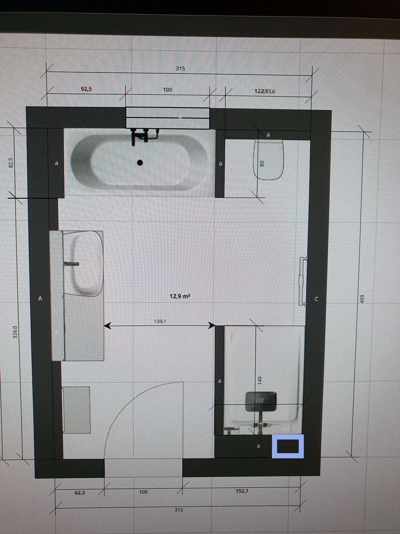 Grundriss Badezimmer mit Badewanne, Waschbecken und Toilette.