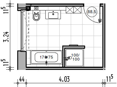 Grundriss eines Badezimmers mit Toilette, Waschbecken, Badewanne, Dusche, Tür und Fenster.