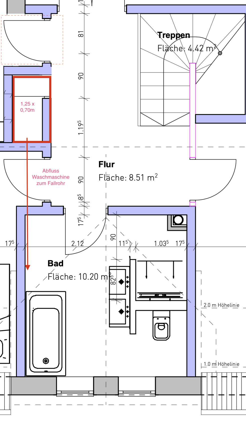 Grundrissplan: Bad mit Badewanne, Flur und Treppenhaus.