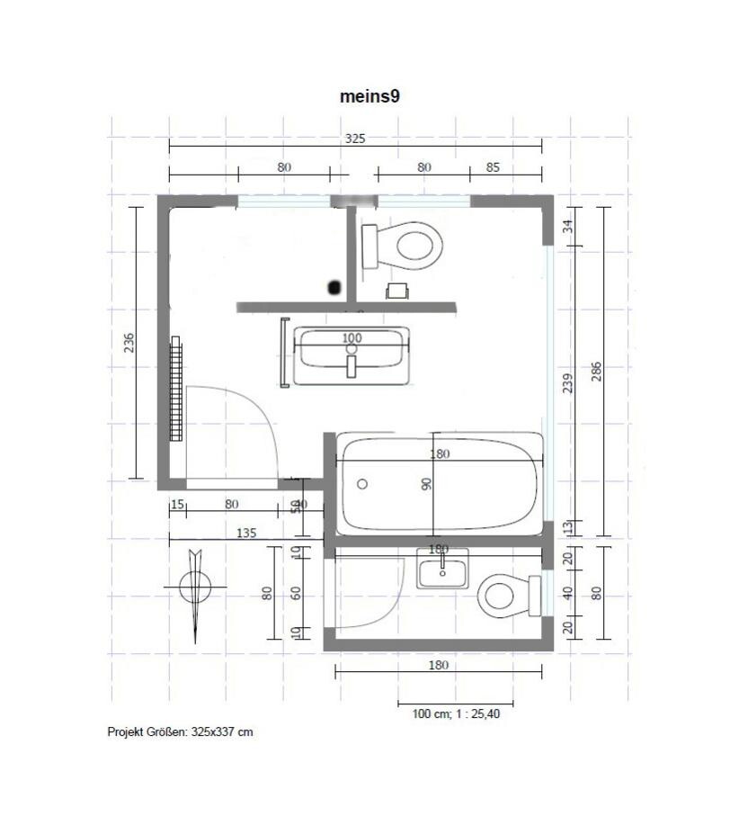 2D-Grundriss eines Badezimmers mit Badewanne, Waschbecken und Toilette