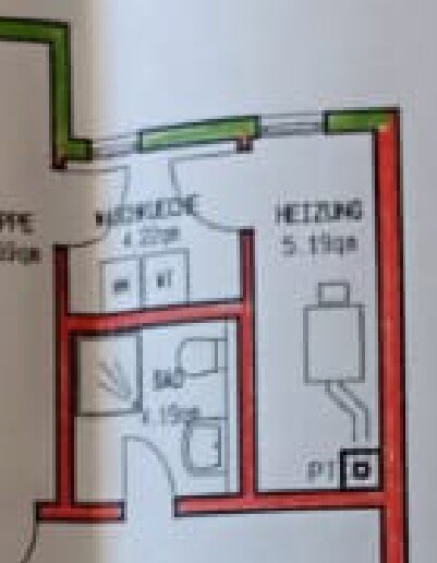 Grundriss eines Apartments: rote Innenwände, grüne Außenlinien; linkes Bad, rechtes Zimmer.
