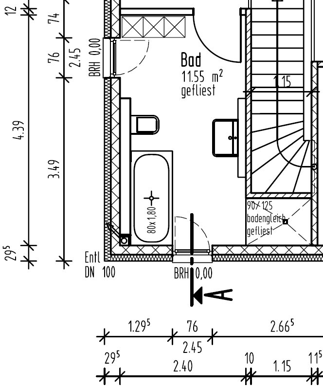 Grundriss eines Badezimmers mit Badewanne, Toilette und Tür im Planformat