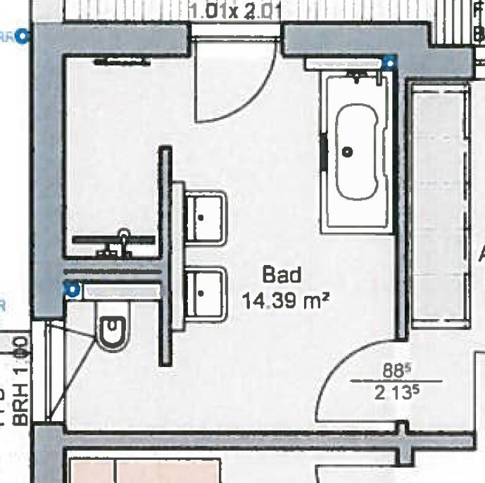 Grundriss eines Badezimmers: Badewanne rechts, zwei Waschbecken in der Mitte und Toilette links.