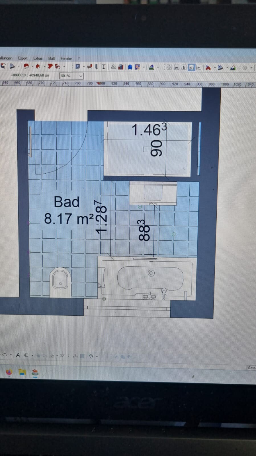 Grundriss eines Badezimmers mit Badewanne, Toilette, Waschbecken, Fliesenboden und Maßangaben.