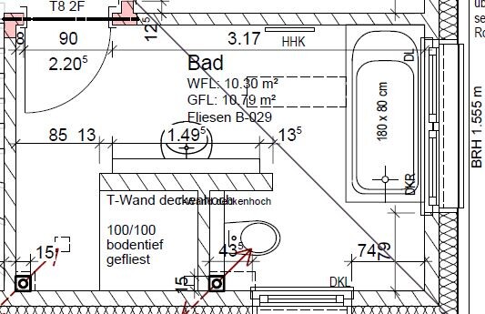 Badezimmer-Grundriss: Badewanne rechts, Waschbecken unten, Tür links, Maße.