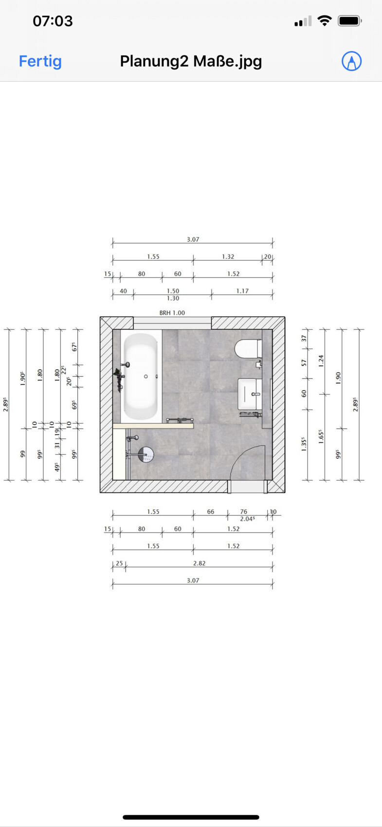 Badezimmer-Grundriss: Badewanne links, Waschbecken rechts, Toilette unten, Tür rechts.