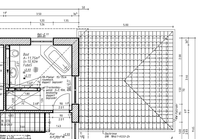 Grundriss eines Hauses; Innenraum links mit Bad, Flur, Treppe; Dachfläche rechts.