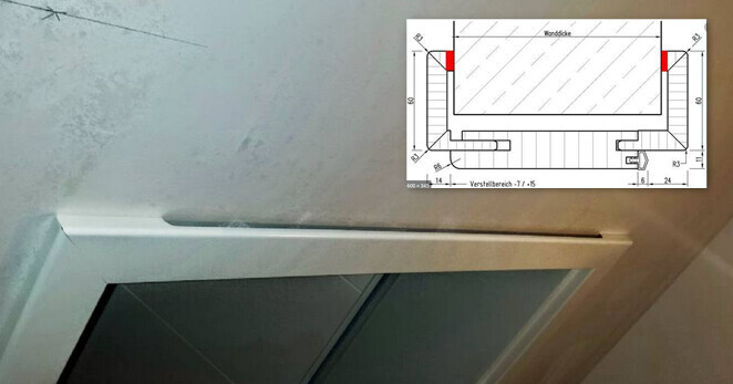 Weißer Glasschiebetürrahmen mit langem horizontalem Griff, Nahaufnahme.
