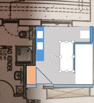 Grundrissabschnitt mit Badezimmerbereich, blaue Wände und Einrichtungsmarkierungen