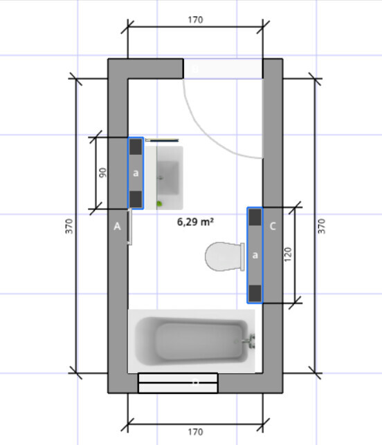 Grundriss eines kleinen Badezimmers: Badewanne unten, Toilette rechts, Waschtische links, Tür oben.
