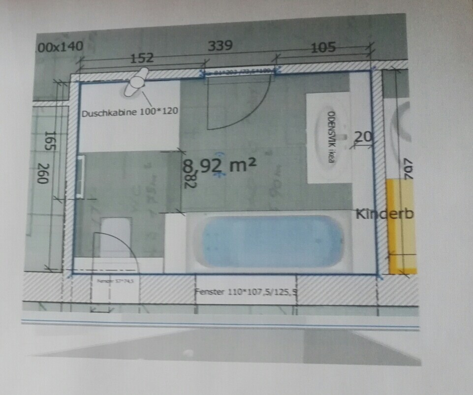 Grundriss eines Badezimmers mit Dusche, Badewanne, Fenster und Tür; Raumgröße 8,92 m2.