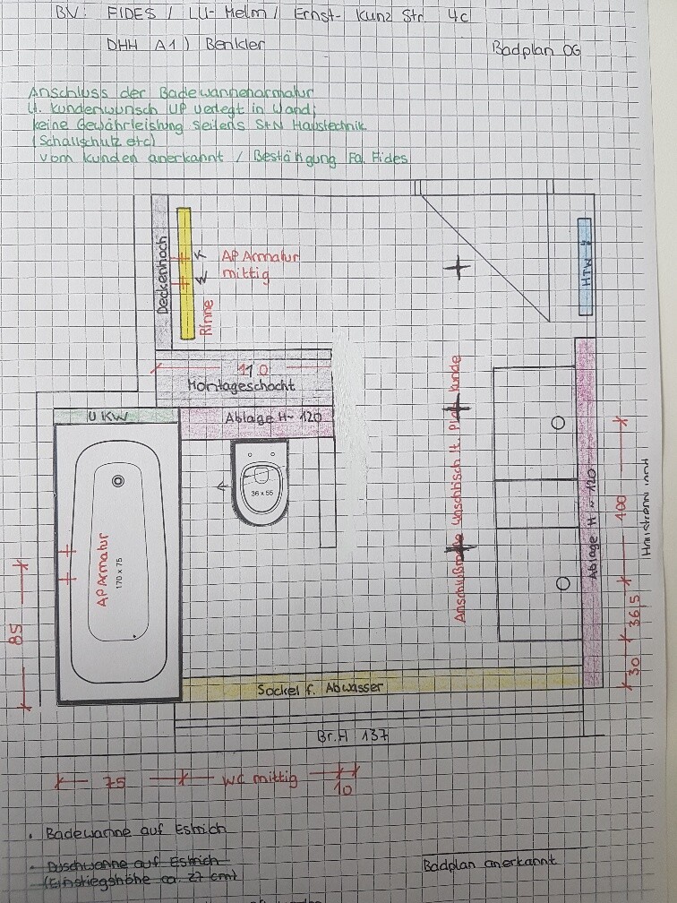 Grundriss eines Badezimmers mit Badewanne, Toilette, Dusche, Waschbecken und Abwasserleitungen.