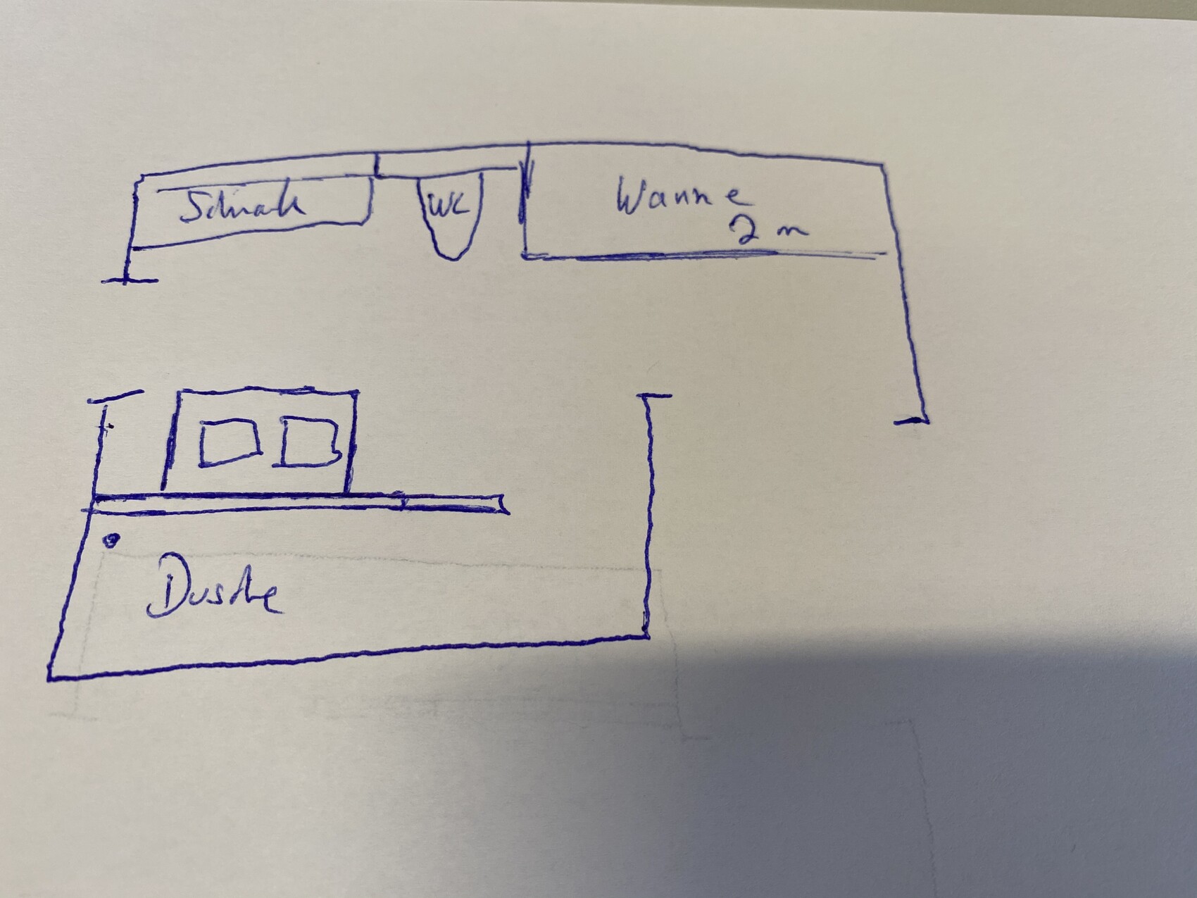 Grundriss eines Badezimmers: links Schrank, WC in der Mitte, Wanne 2 m rechts, Dusche unten.