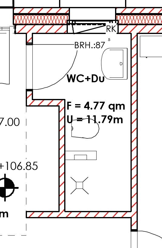 Badezimmer Grundriss mit WC und Dusche, Türöffnung und Wänden sichtbar