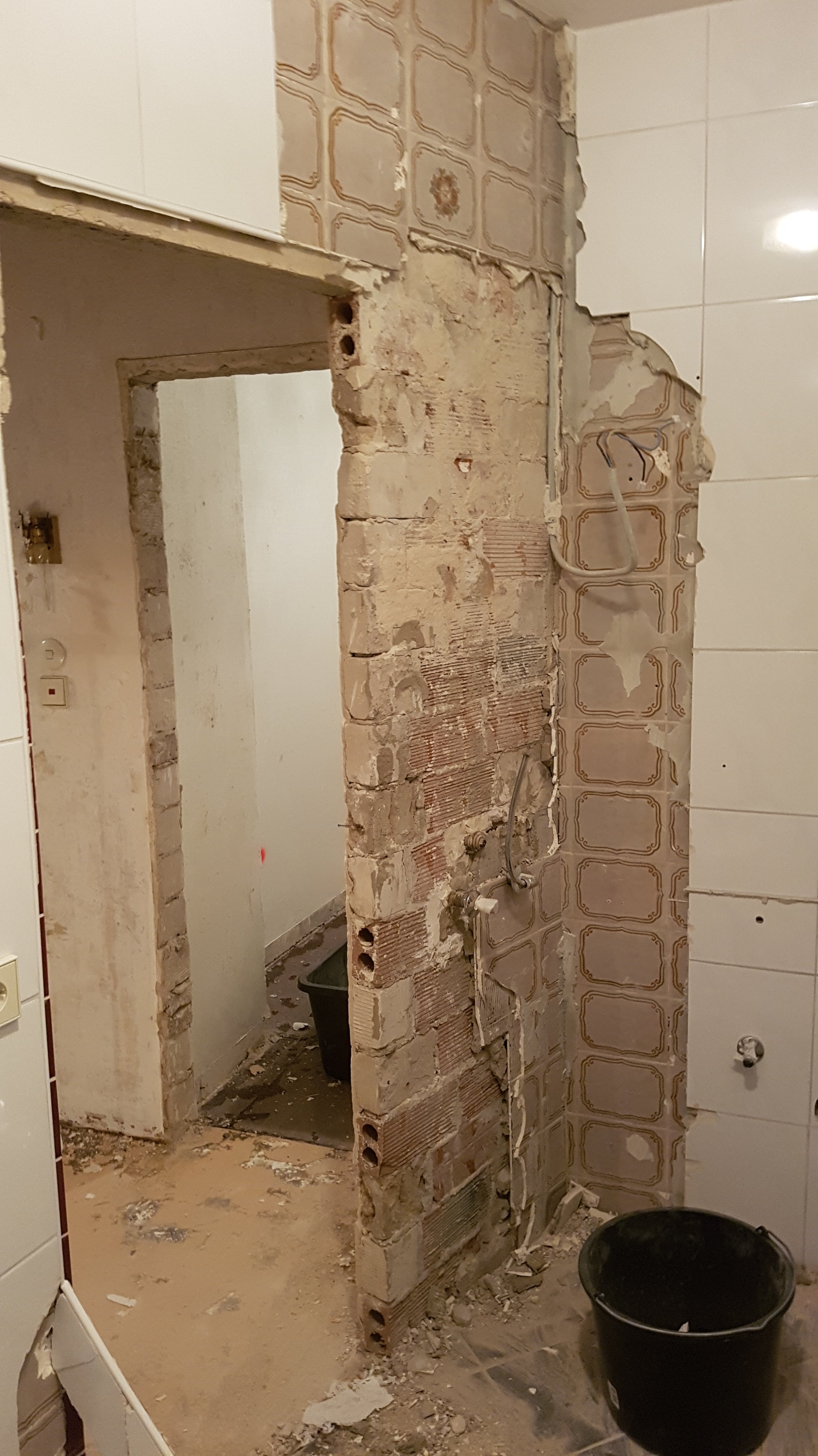 badrenovierung-offene-wand-ziegelwand-bauarbeiten.jpg
