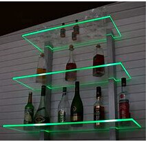 Barregal mit gruener LED-Beleuchtung und diversen Flaschen im Wohnzimmer