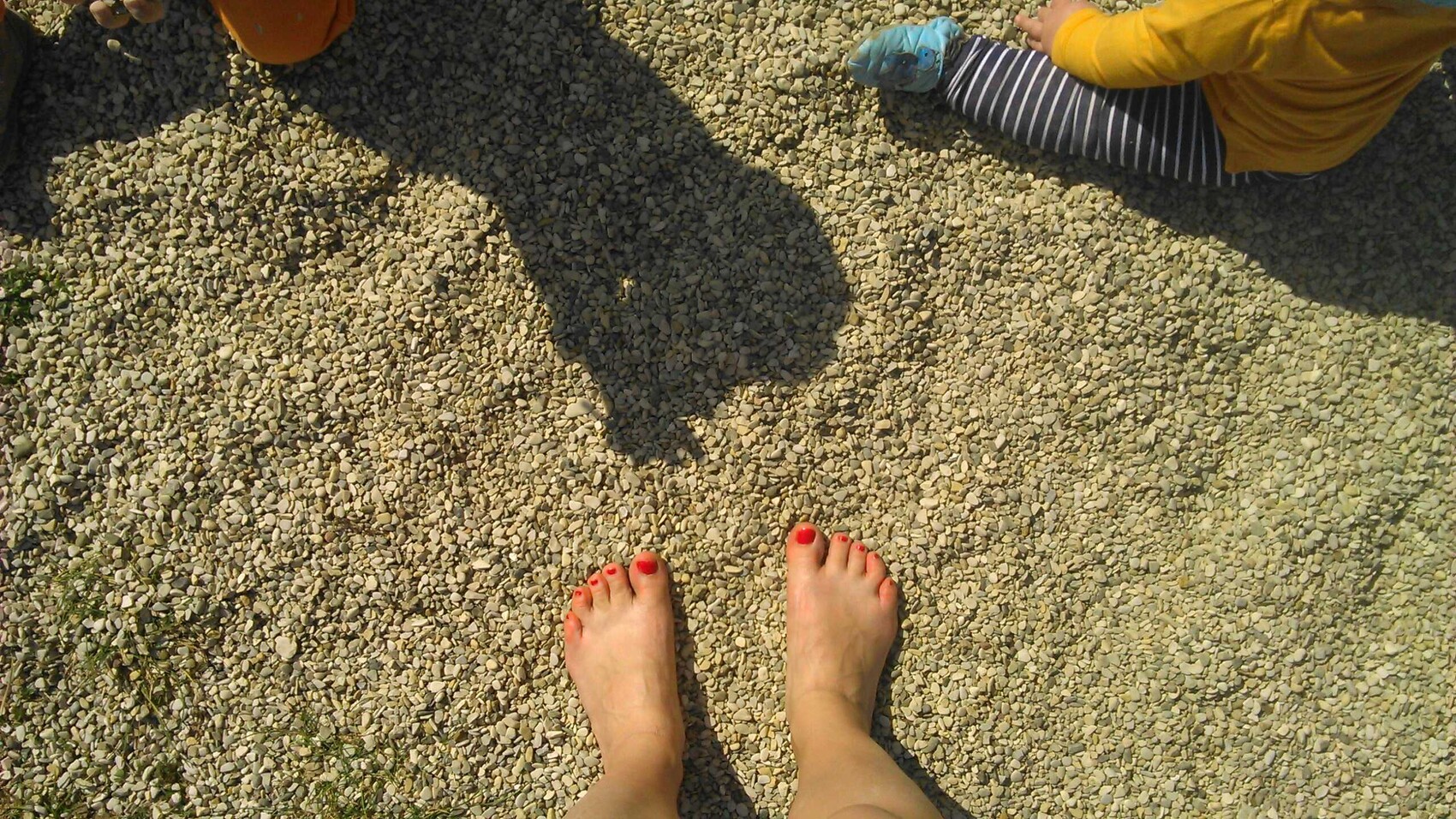 barfuss-auf-kies-garten-terrasse-im-sonnenschein.jpg