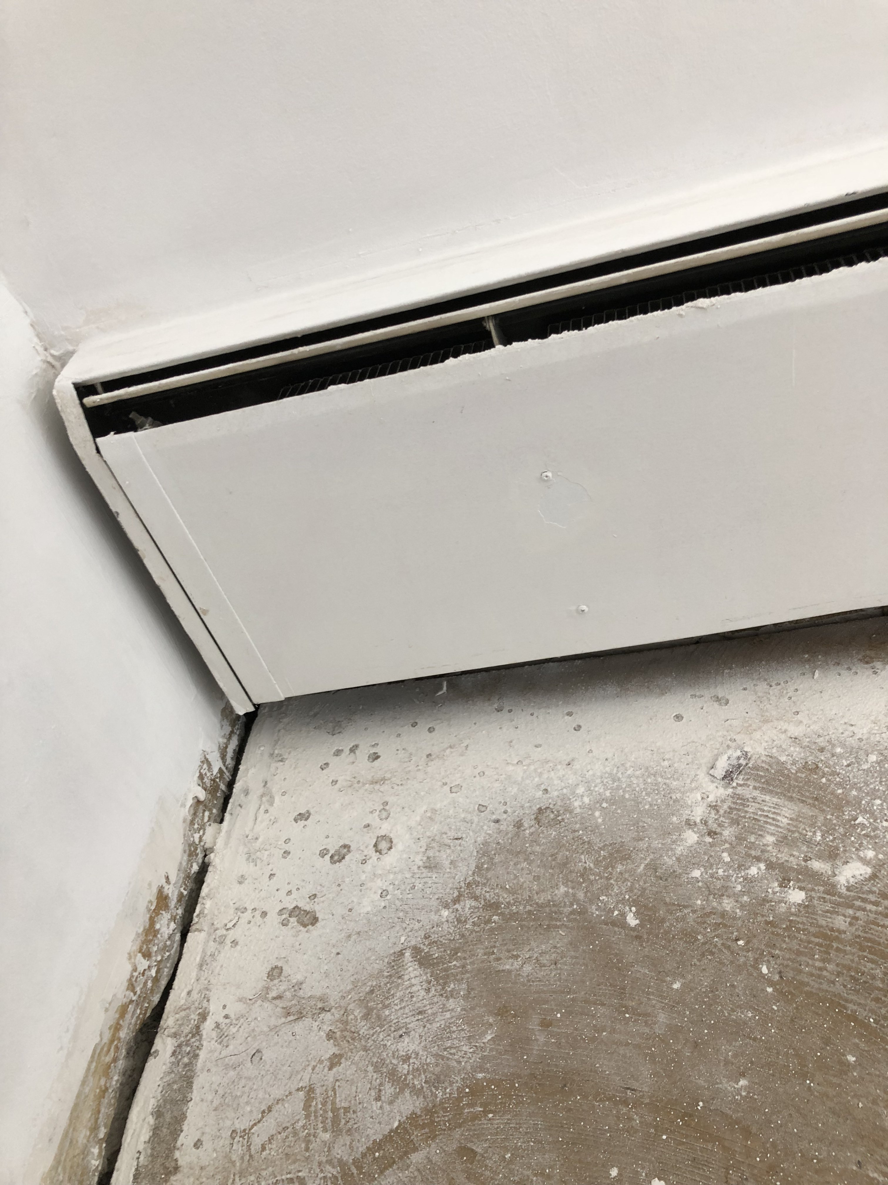 baseboard-heizung-wand-im-unteren-bereich.jpeg
