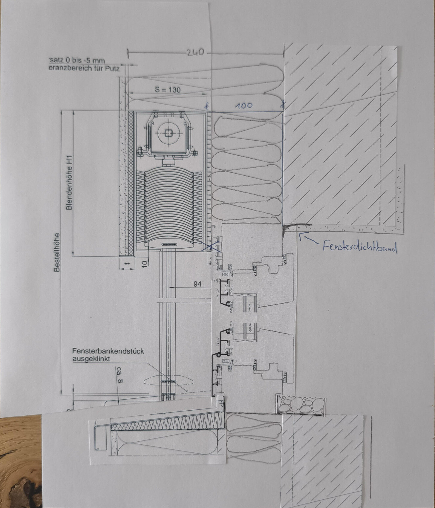 Technische Zeichnung einer Gebäudehülle mit Dämmung, Fensterdichtband und Heizgerät.