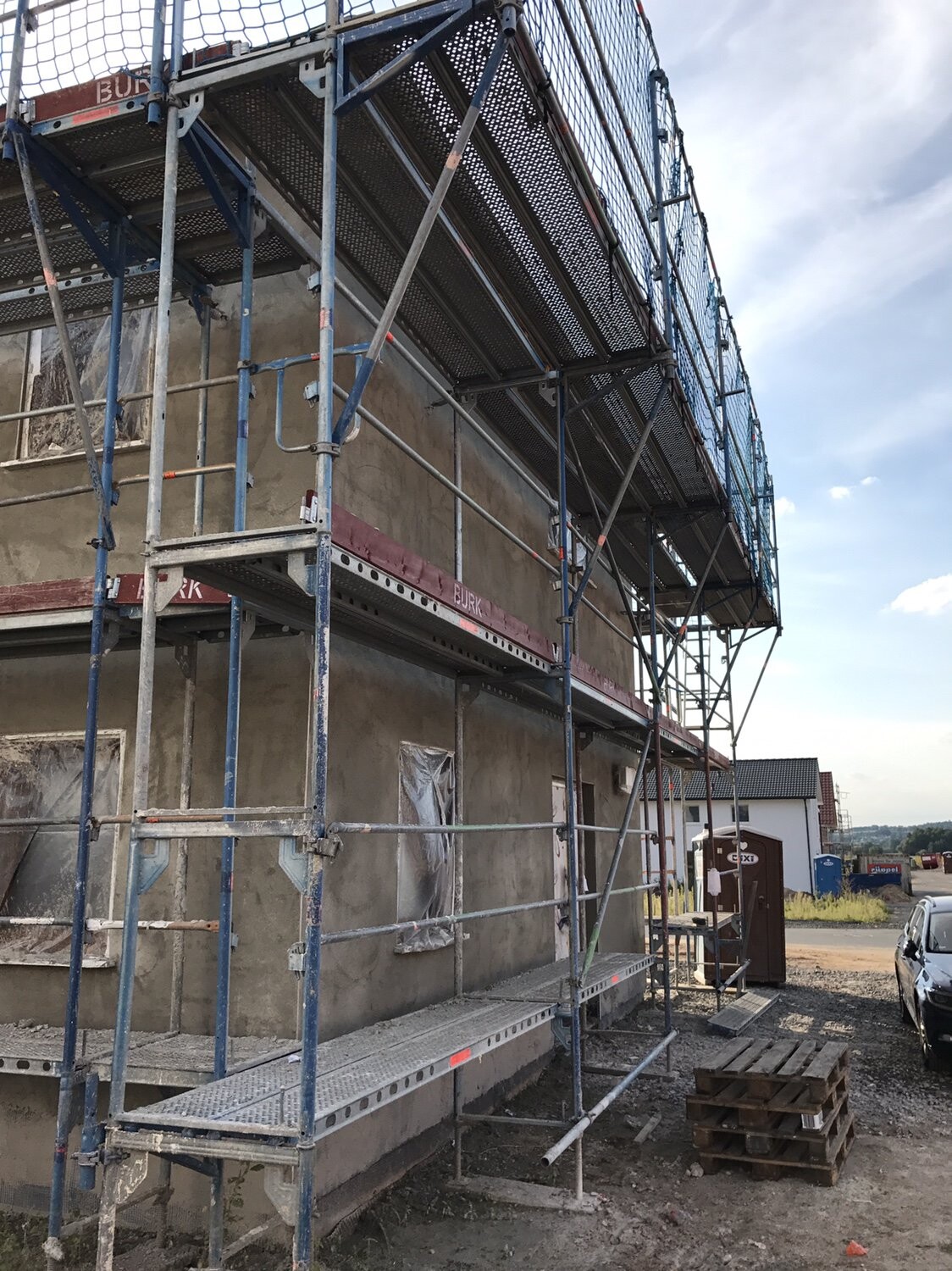 Außenbau eines Hauses mit Gerüst und Bauarbeiten auf der Baustelle