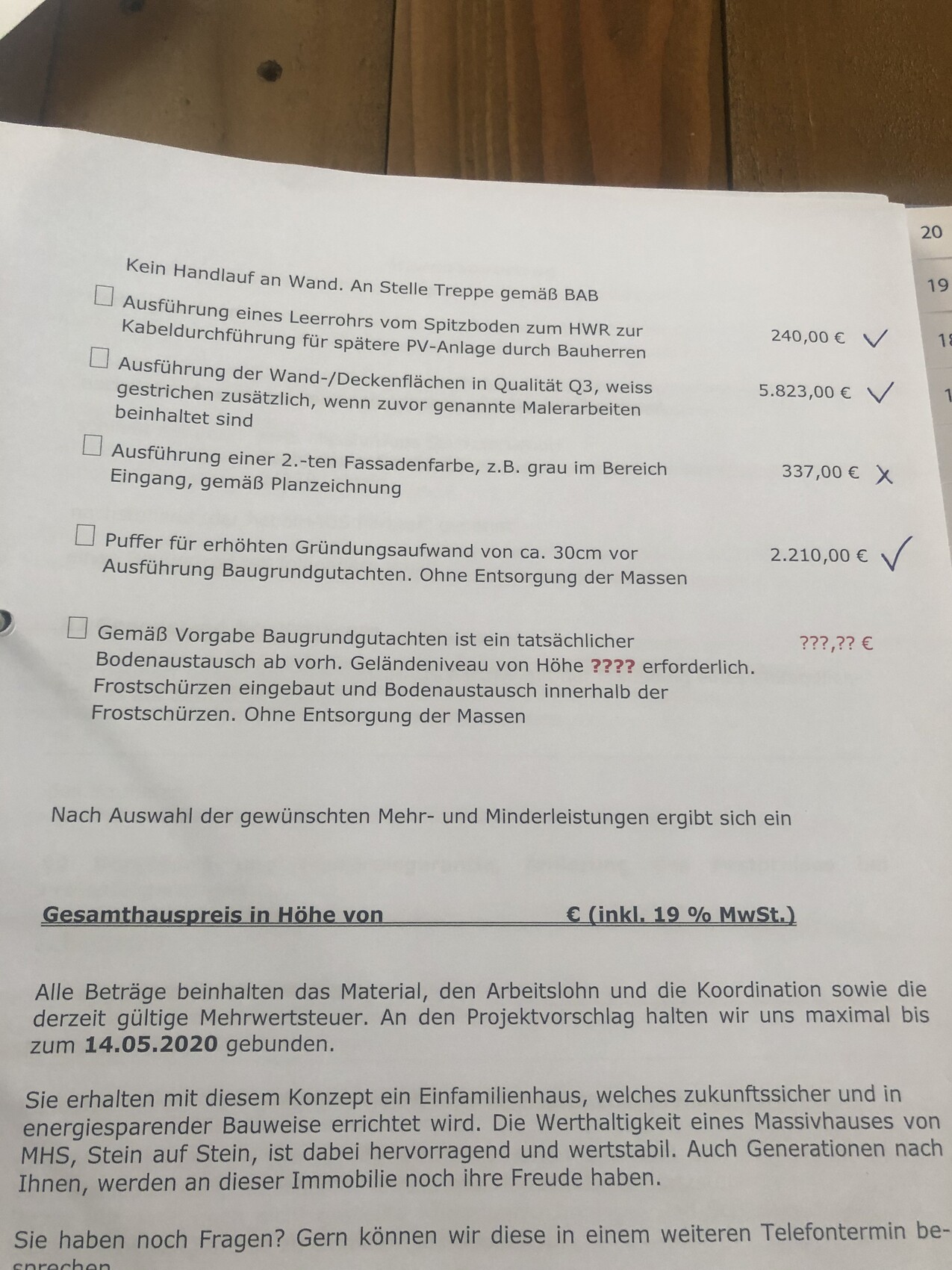 Offenes Angebotsblatt mit Checkboxen, Preisliste und Häkchen zu Bauleistungen.