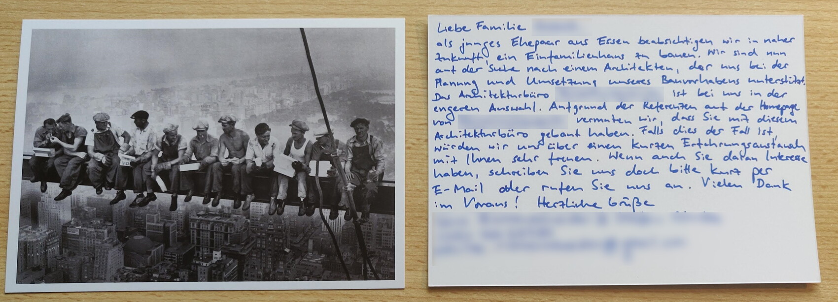 Schwarzweiß-Foto von Bauarbeitern, die auf einem Stahlträger hoch über der Stadt sitzen.
