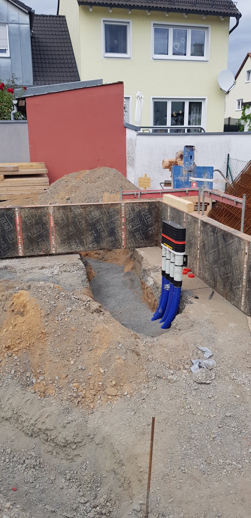 baugrube-fundamentarbeiten-auf-baustelle-vor-wohnhaus.jpg