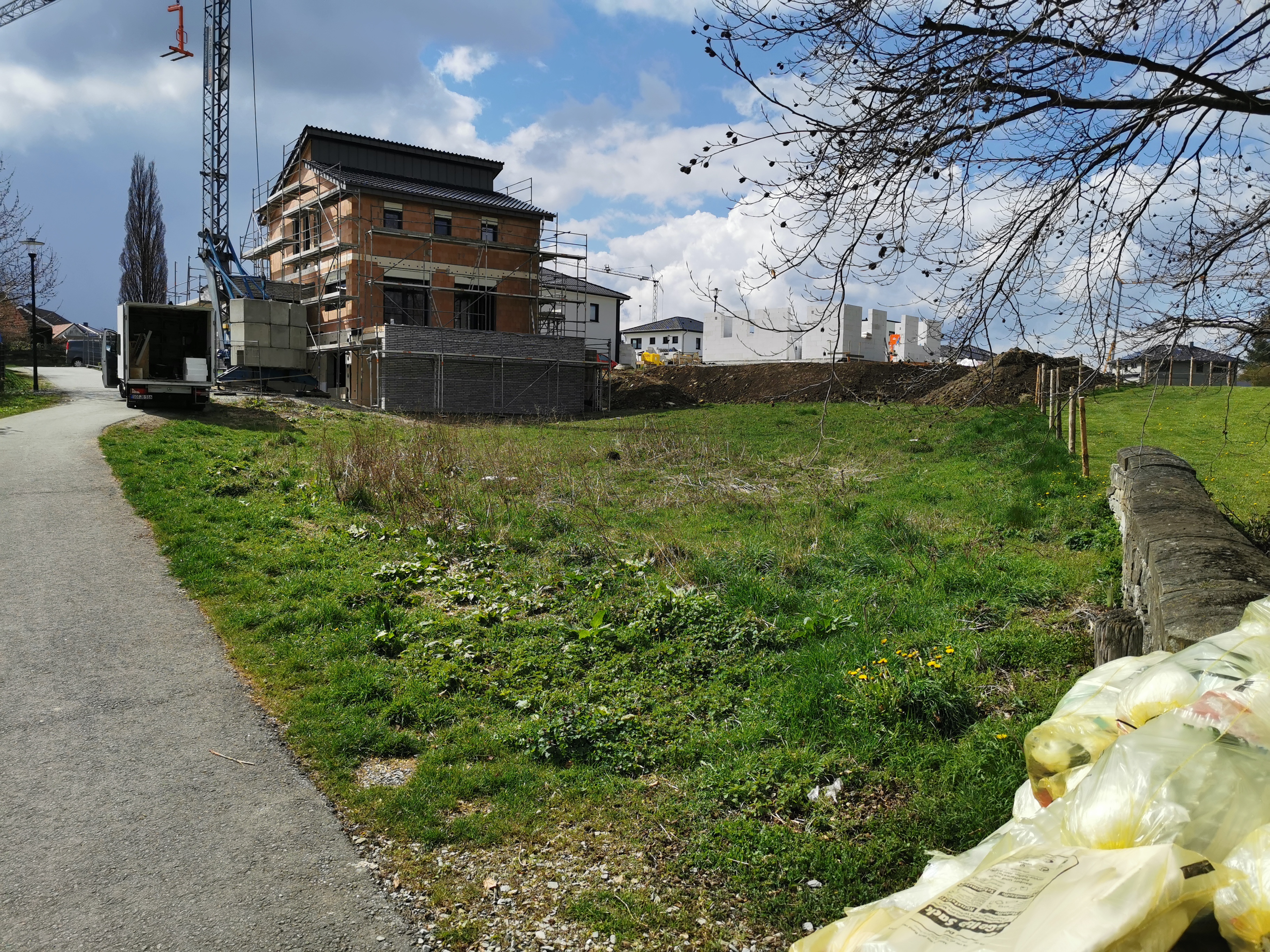 baugrundstueck-im-loch-nachbarn-liegen-hoeher-515024-1.jpg