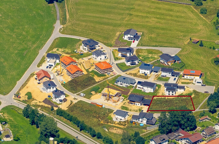 Luftaufnahme einer Neubau-Siedlung mit Häusern im Bau und fertiggestellten Gebäuden.