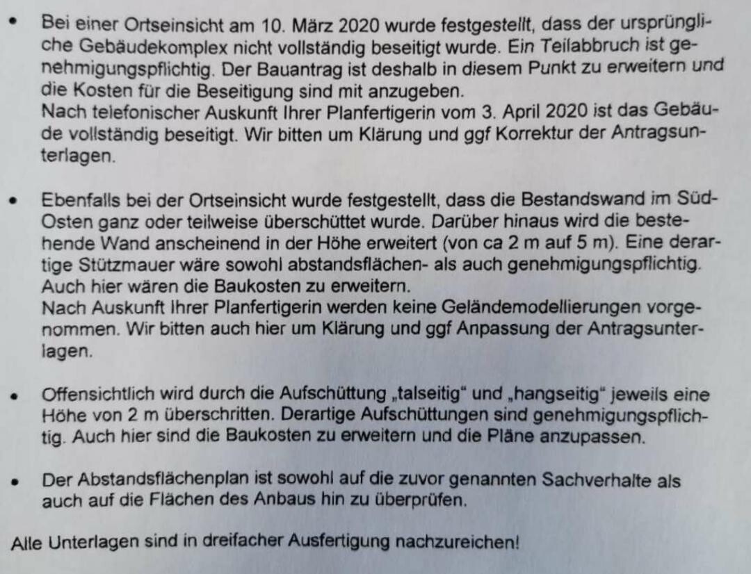 Foto einer Textseite mit Bau- und Genehmigungsinfos in Listenform.