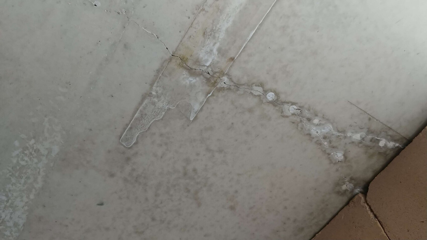 Betonboden mit Rissen, Flecken und Verfärbungen – Baumängel sichtbar