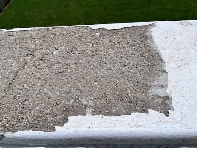 Nahaufnahme einer rauen Betonoberfläche mit Schaden an einer Baukonstruktion